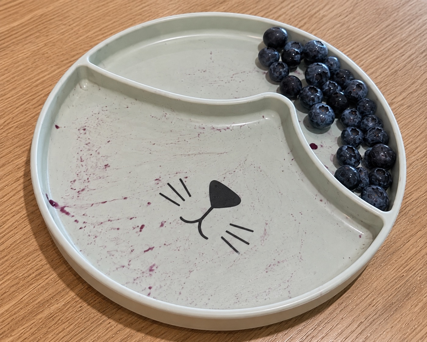 Kinderbord met verse blauwe bessen, klaar om te verwerken in kindvriendelijke recepten
